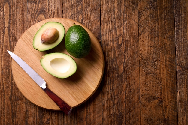 Toast d'avocat magnifiquement plaqué avec des garnitures d'apparence délicieuse sur une table en bois