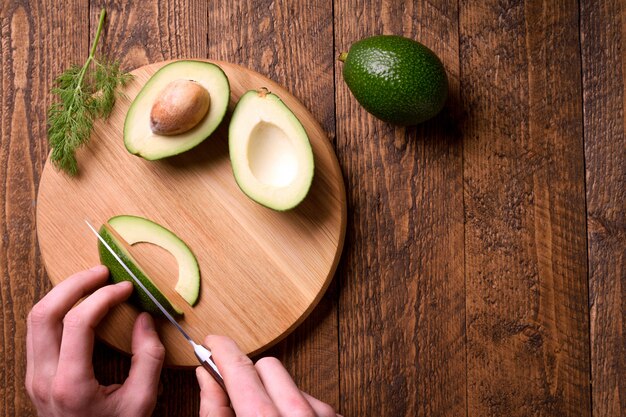 Toast d'avocat magnifiquement plaqué avec des garnitures d'apparence délicieuse sur une table en bois