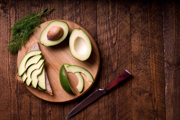 Toast d'avocat magnifiquement plaqué avec des garnitures d'apparence délicieuse sur une table en bois