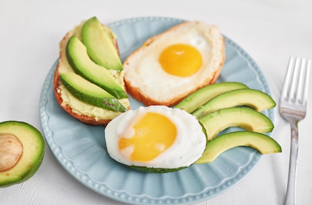 Toast à l'avocat, œuf au plat, vue de dessus