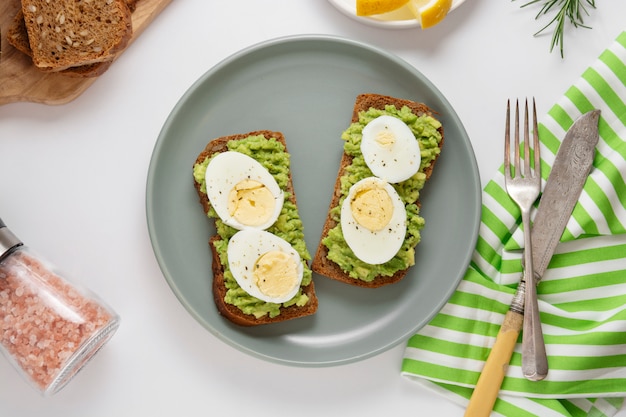 Toast à l'avocat avec œuf à la coque