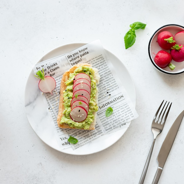 Toast à l'avocat, radis frais, sésame et basilic