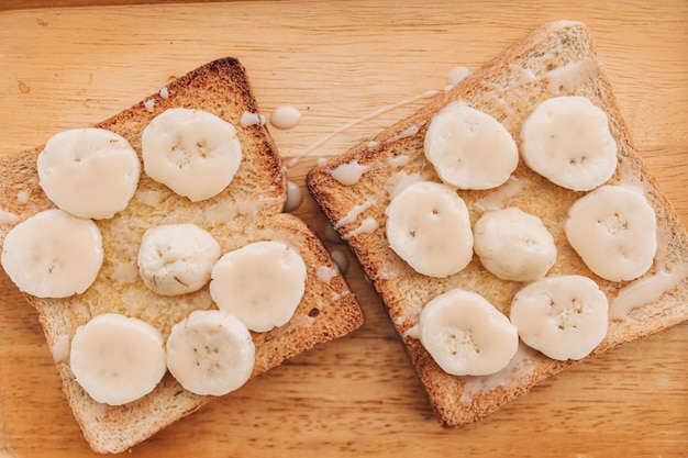 Toast à la banane fait maison pour le petit déjeuner d'été