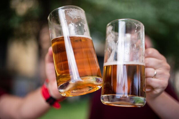 Toast à la bière lors de la célébration de l'Oktobertfest.