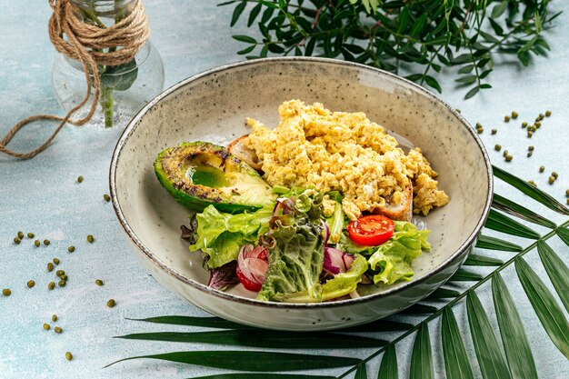 Toast brouillé avec avocat grillé et salade