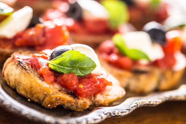 Toast bruschetta avec tomates mozzarella olives basilic et huile d'olive Cuisine italienne