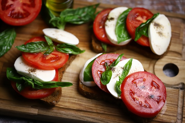 Toast Caprese sur une planche de bois