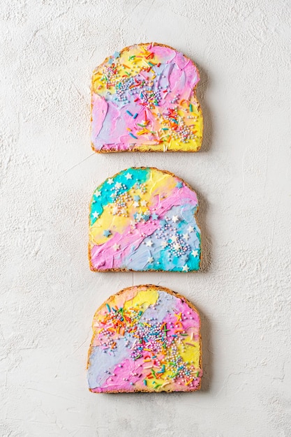 Toast coloré de sirène et de licorne avec décoration sur fond blanc