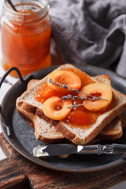 Toast avec de la confiture d'abricot sur le dessus