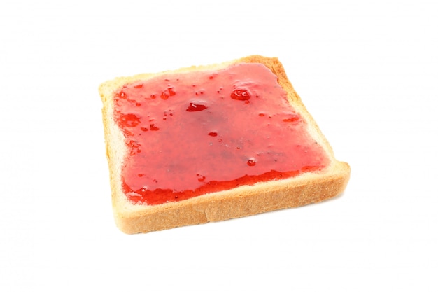 Toast à la confiture de fraise isolé sur fond blanc