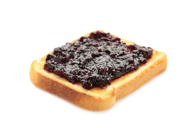 Toast avec de la confiture isolé sur fond blanc