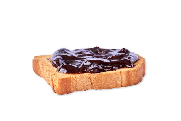 Toast avec confiture de prunes sur fond blanc.