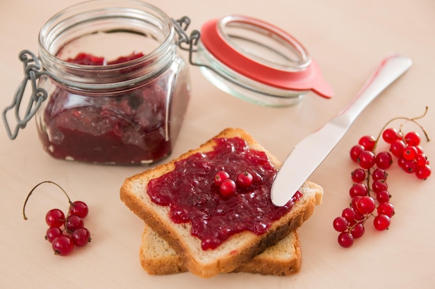 Photo toast avec de la confiture