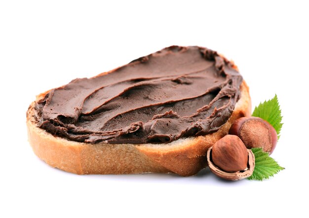 Toast avec de la crème au chocolat avec des noix de filbert