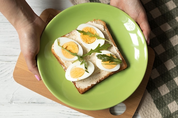 Toast de cuisson avec vue de dessus d'oeuf à la coque