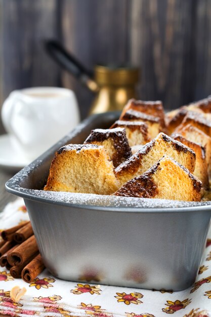 Toast cuit au four avec des bananes et des arachides sur le vieux bois.