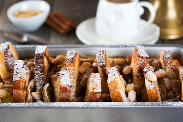 Toast cuit au four avec des bananes et des arachides sur le vieux bois.