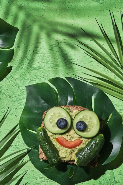 Toast drôle de grenouille avec concombre et purée d'avocat