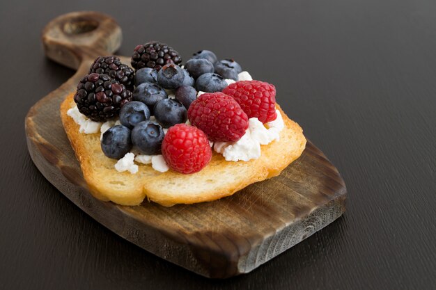 Toast avec du fromage cottage et des baies fraîches.