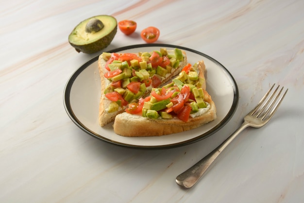 Toast Avec Du Fromage à La Crème, Avocat Et Tomates Cerises. La Nourriture Saine.