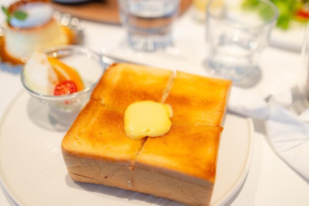 Toast avec du sirop et du beurre