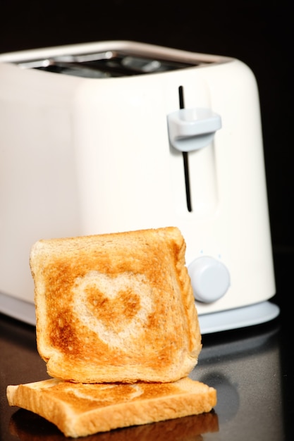 Toast avec forme de coeur dessus sur grille-pain