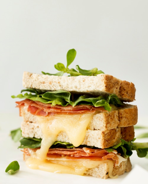 Toast frais avec du fromage et des légumes sur le bureau