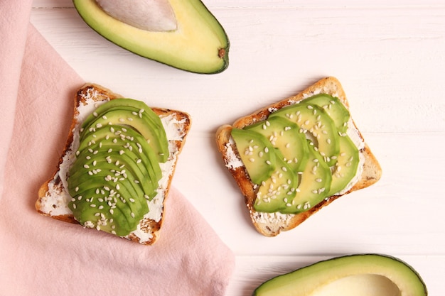 Toast grillé à l'avocat sur une table en bois