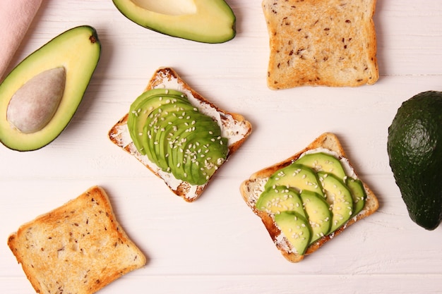 Toast grillé à l'avocat sur une table en bois