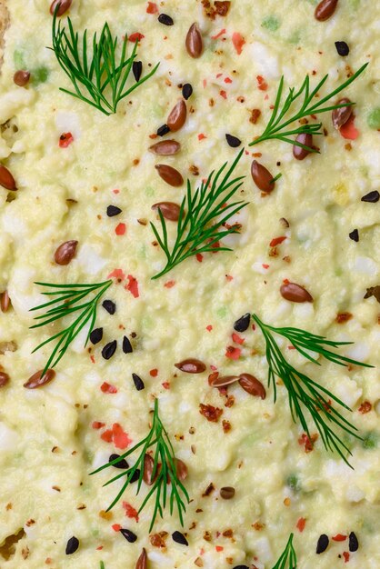 Toast grillé avec pâte d'avocat oeufs fromage à la crème sel épices et herbes