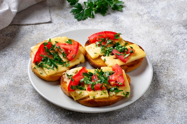 Toast grillé à la tomate et au fromage