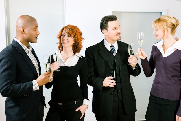 Toast avec un groupe de personnes