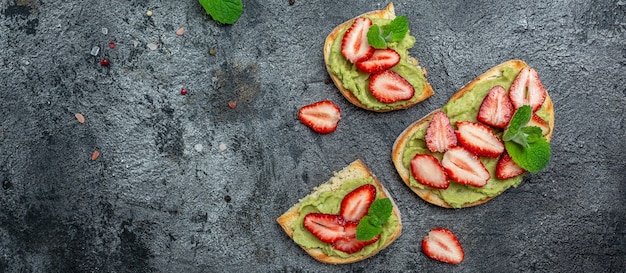 Toast avec guacamole, fraises et graines de chia. Collation d'été saine