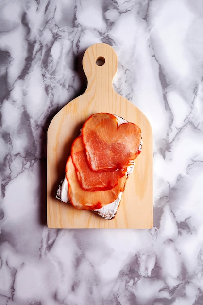 Toast de longe en forme de coeur avec du fromage Concept d'aliments sains