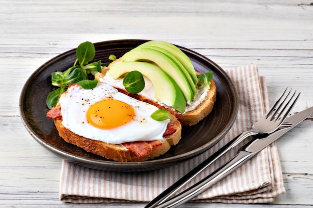 Toast avec œuf au plat