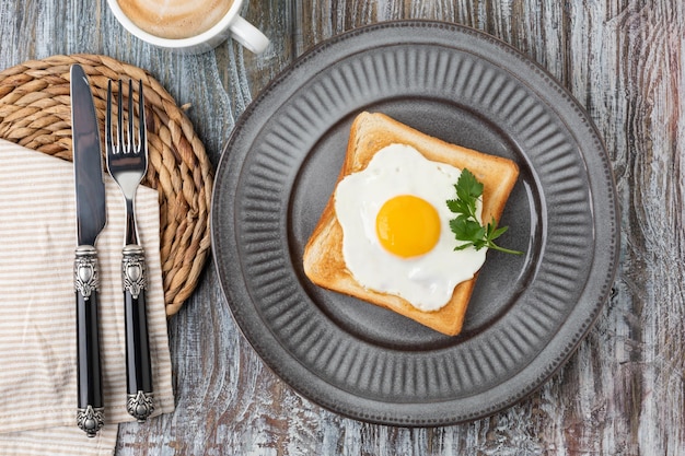 Toast avec œuf au plat