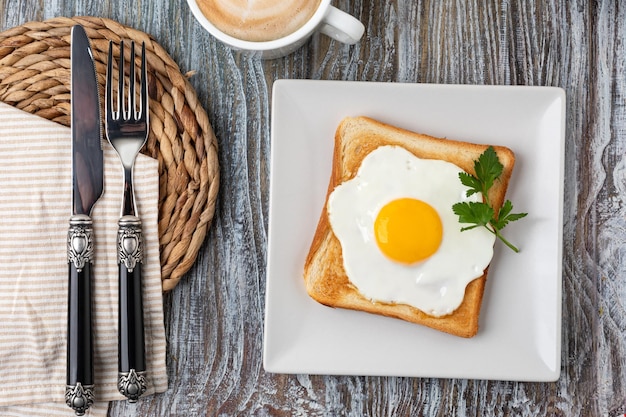 Toast avec œuf au plat