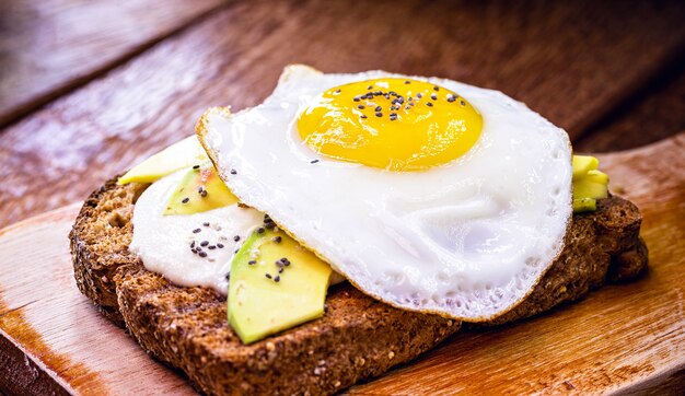 Photo toast avec œuf et avocat, petit déjeuner rapide