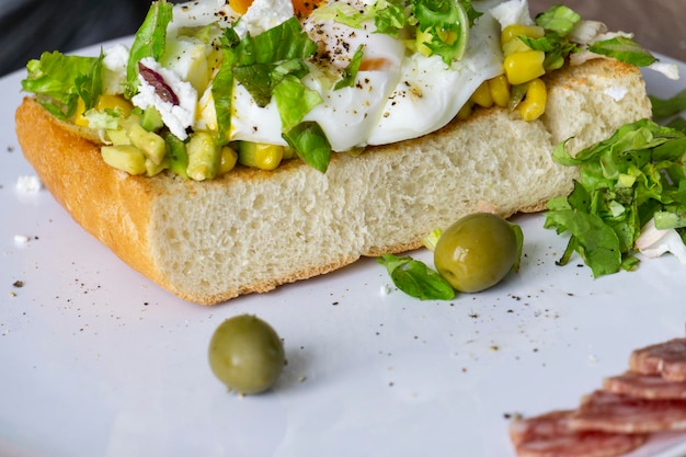 Un toast avec un œuf et des légumes