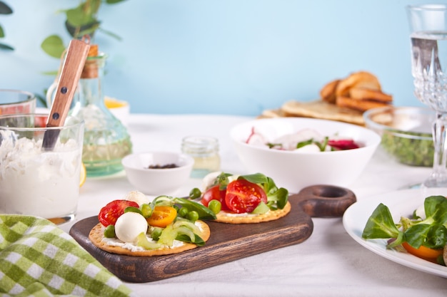 Toast de pain croustillant rond avec verdure et légumes