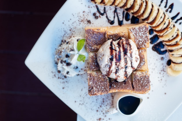 Toast Pain Pudding à la crème glacée et à la banane.