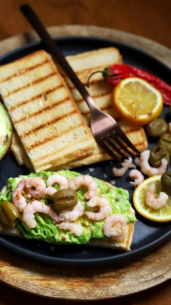 Toast à la pâte d'avocat et crevettes grillées