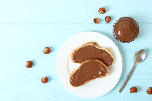 Toast avec pâte de chocolat sur la table