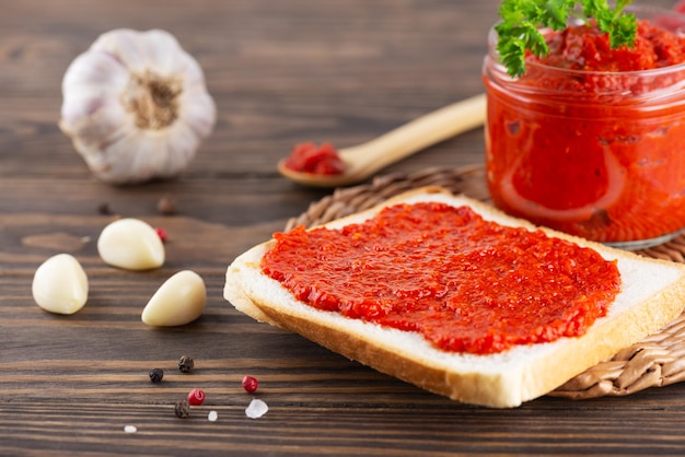 Photo toast avec pâte de légumes ajvar à base de paprika tomates oignon ail aubergine et épices