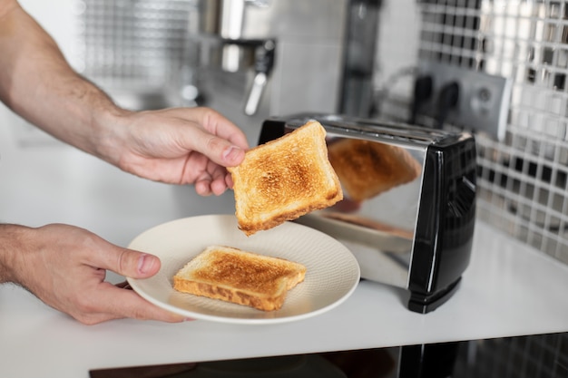 Toast de petit déjeuner. Pain toasté