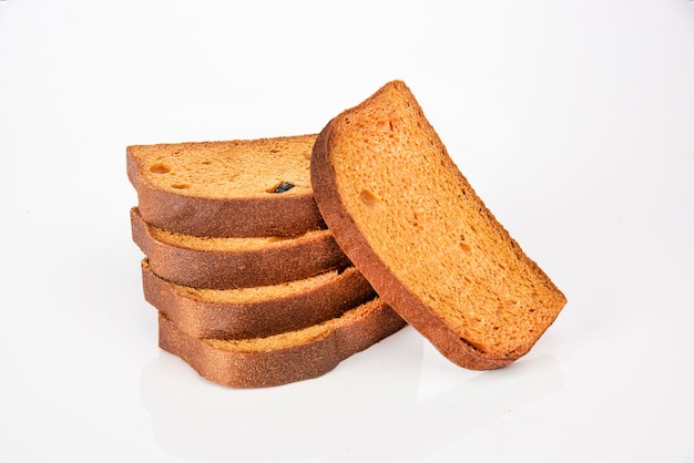 Toast Rusk sur table blanche