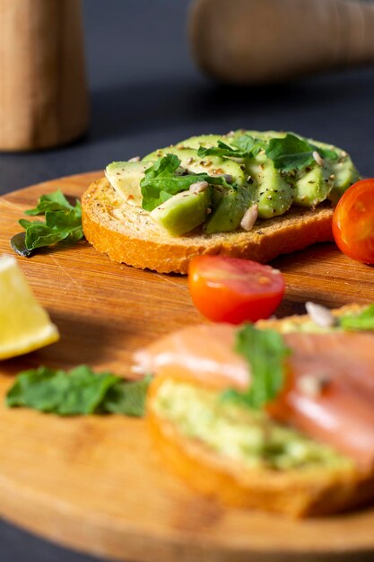 Toast sain au saumon et à l'avocat