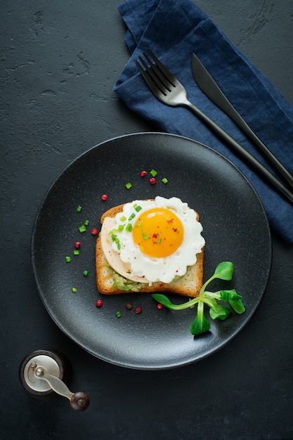 Toast à la sauce guacamole d'avocat