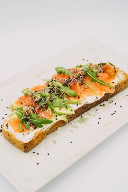 Toast saumon fumé fromage frais avocat et roquette