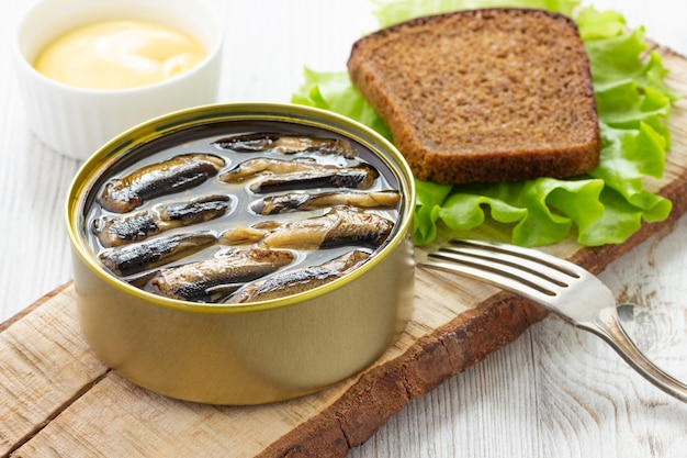 Toast savoureux avec laitue et sprats en conserve